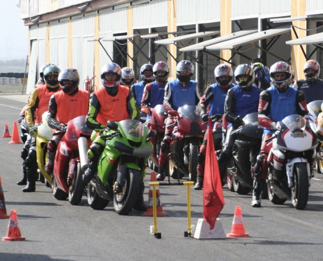 Participantes esperando en las motos